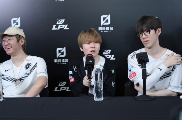 同场竞逐的 同场竞逐的